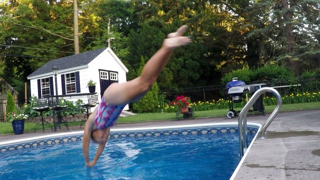 Hemma från golfen kl 19, hopp i poolen direkt!